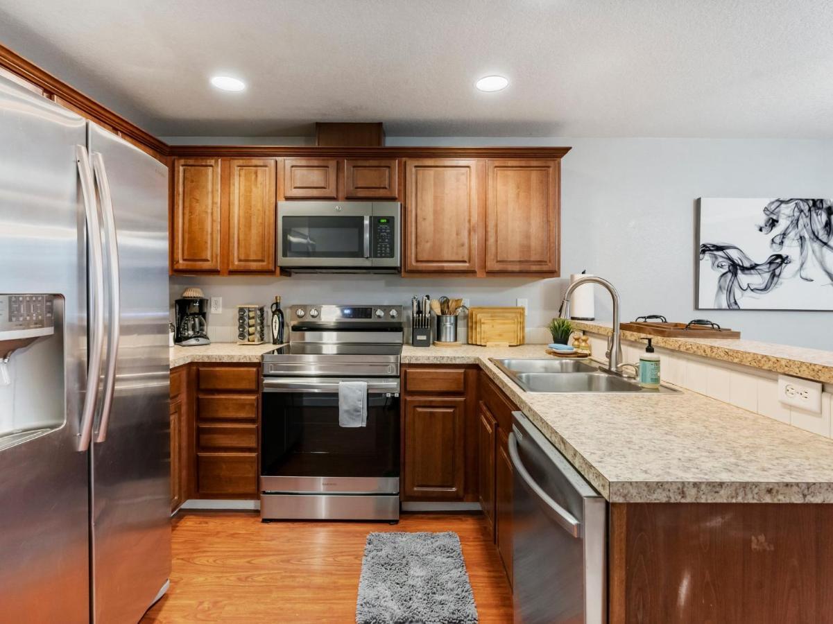 No Place Like Home Vancouver Bagian luar foto